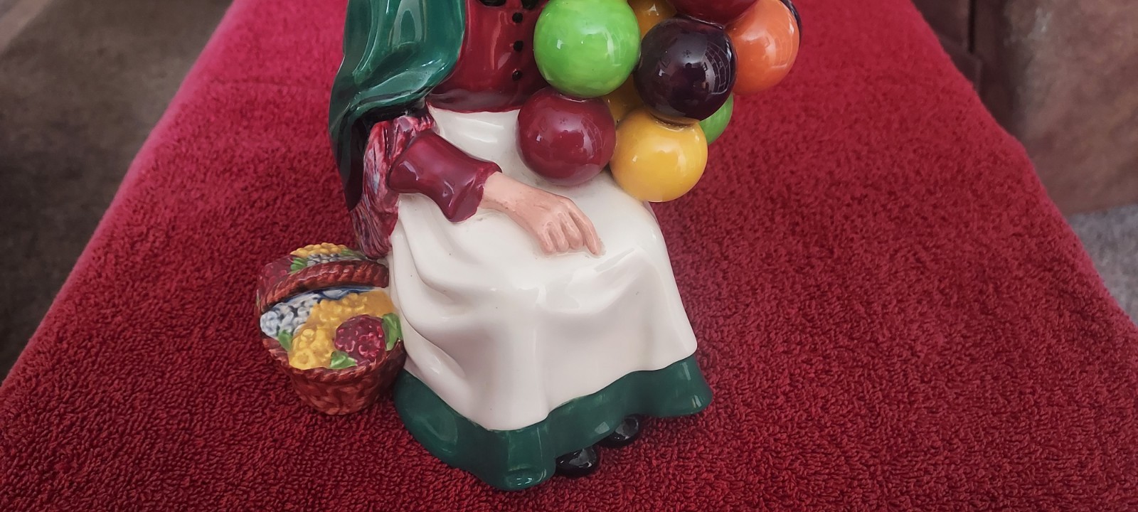 THE OLD BALLOON SELLER (WOMAN) ROYAL DAULTON FIGURINE H.N 1315