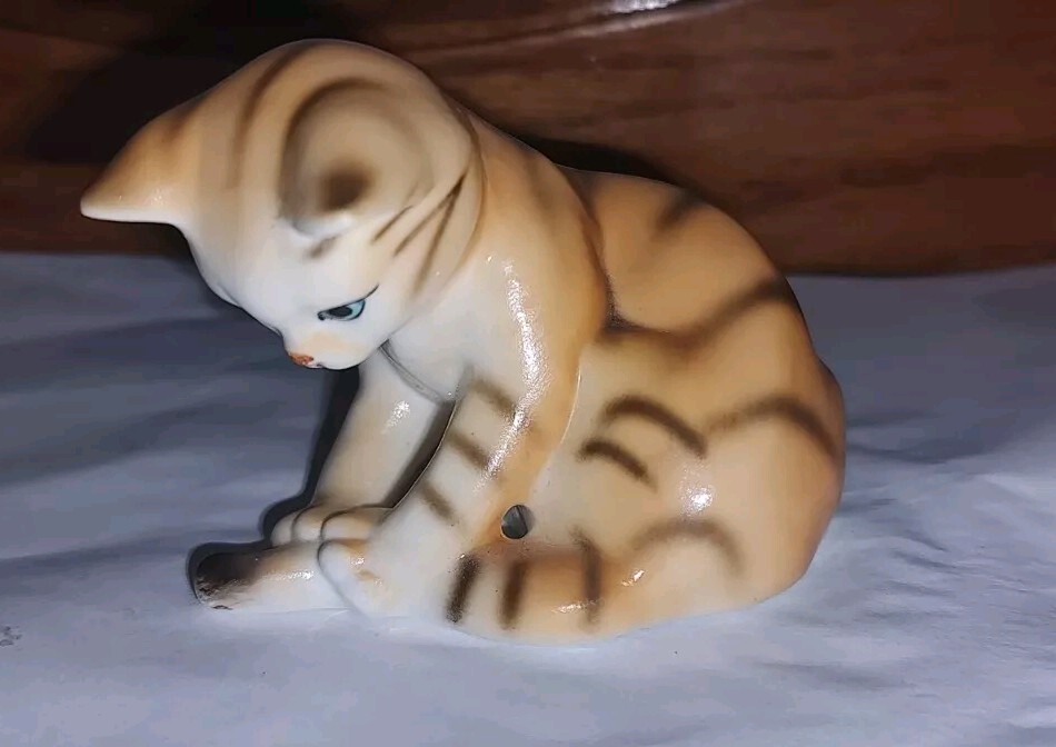 Danbury Mint Cats of Character Tail End Fine Bone China Cat Figurine