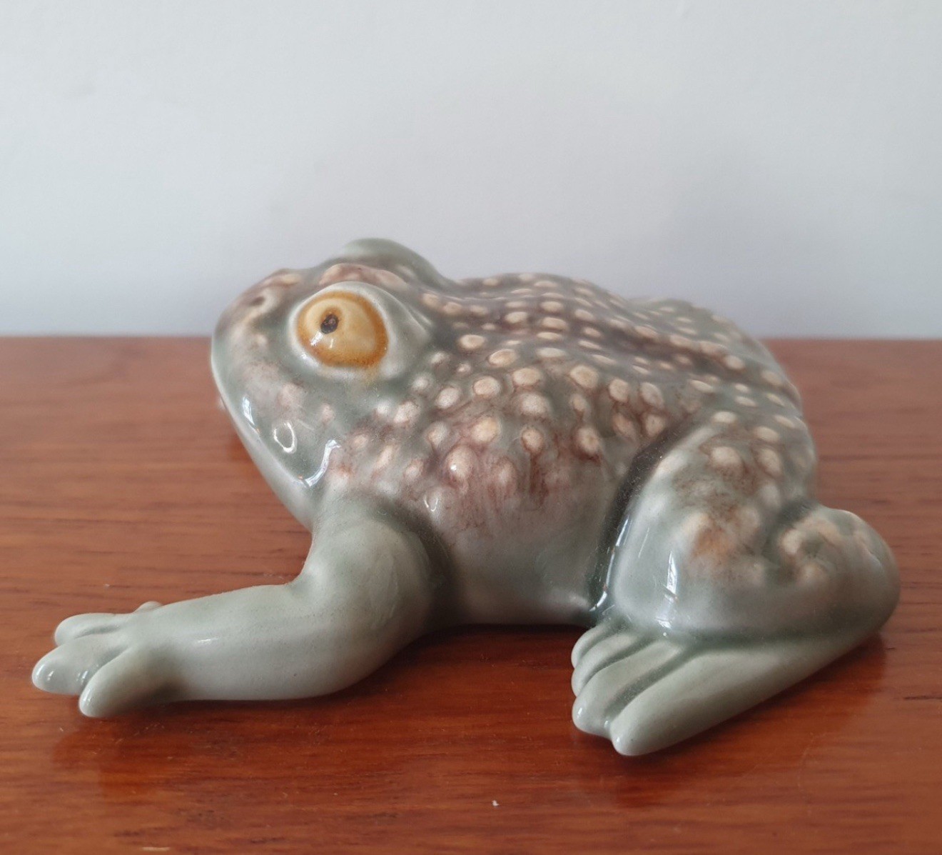RARE DELIGHTFUL Bordallo Pinheiro Frog Ceramic 5″ Glossy Portugal Figurine
