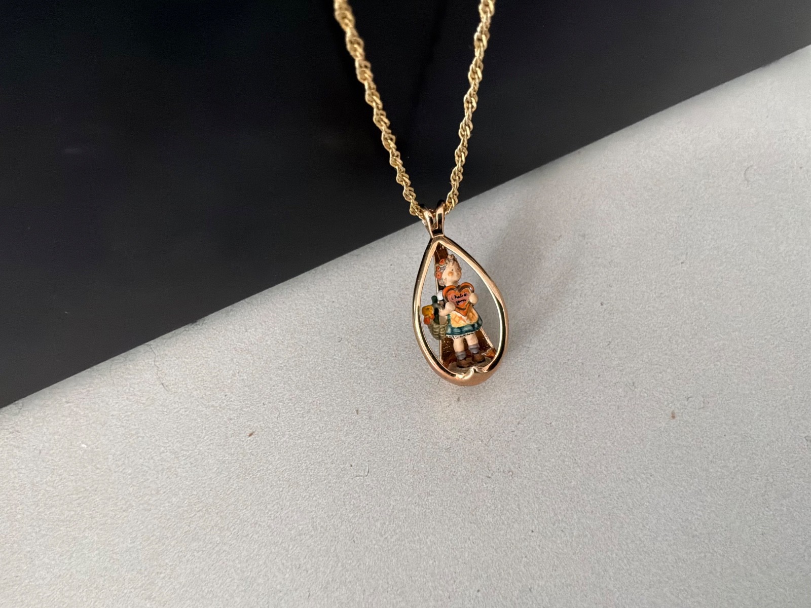 VTG Goebel Miniatures By Olszewski Goebel Collector’s Club Pendant Necklace 1982