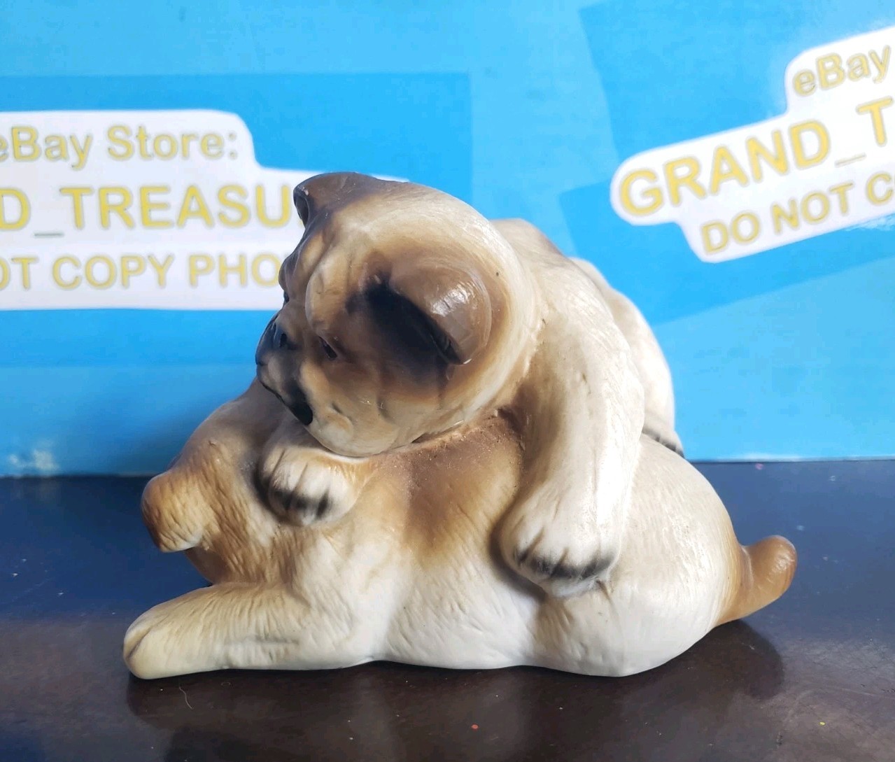 *VINTAGE* 2 BROWN ENGLISH BULLDOGS 4″ CERAMIC FIGURINE Brindle Playing Cute