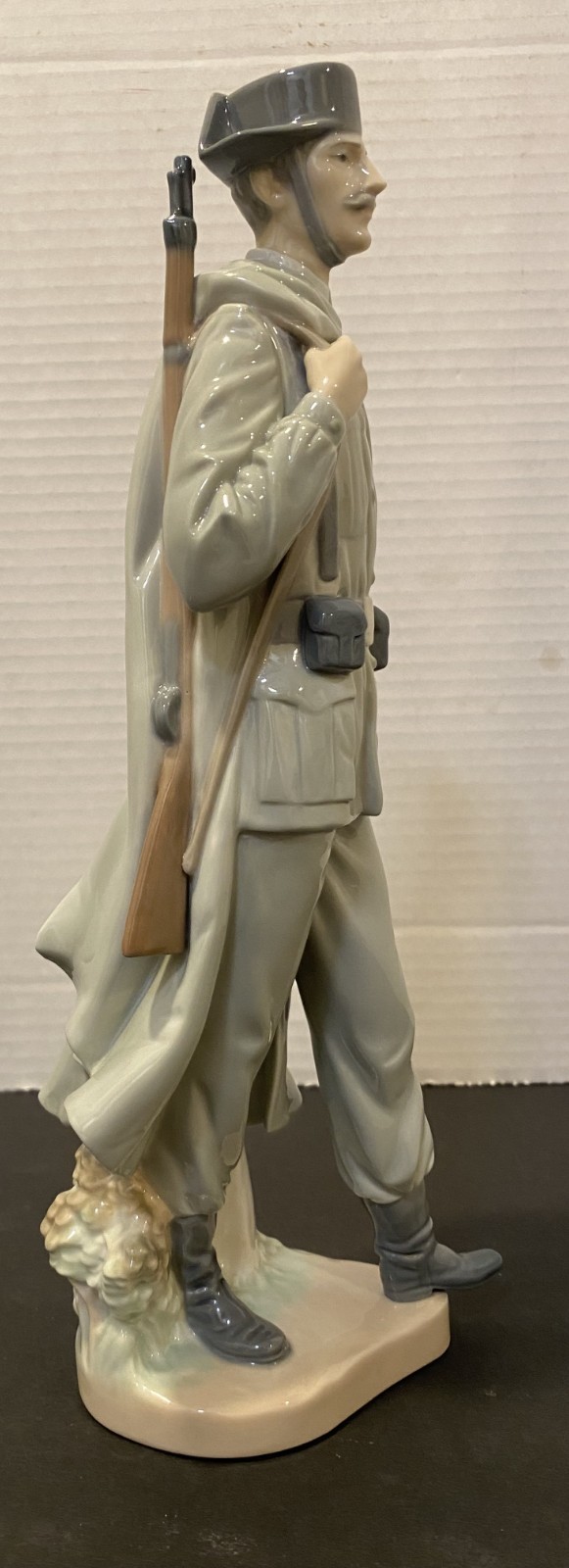 Lladro Vintage La Guardia Civil Spanish Soldier Porcelain Figurine #4889 NO BOX