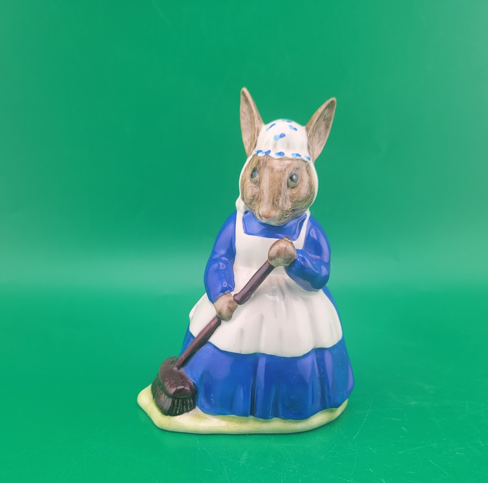 Vtg 1972 Royal Doulton Mrs. Bunnykins Clean Sweep Figurine DB6 England Unboxed
