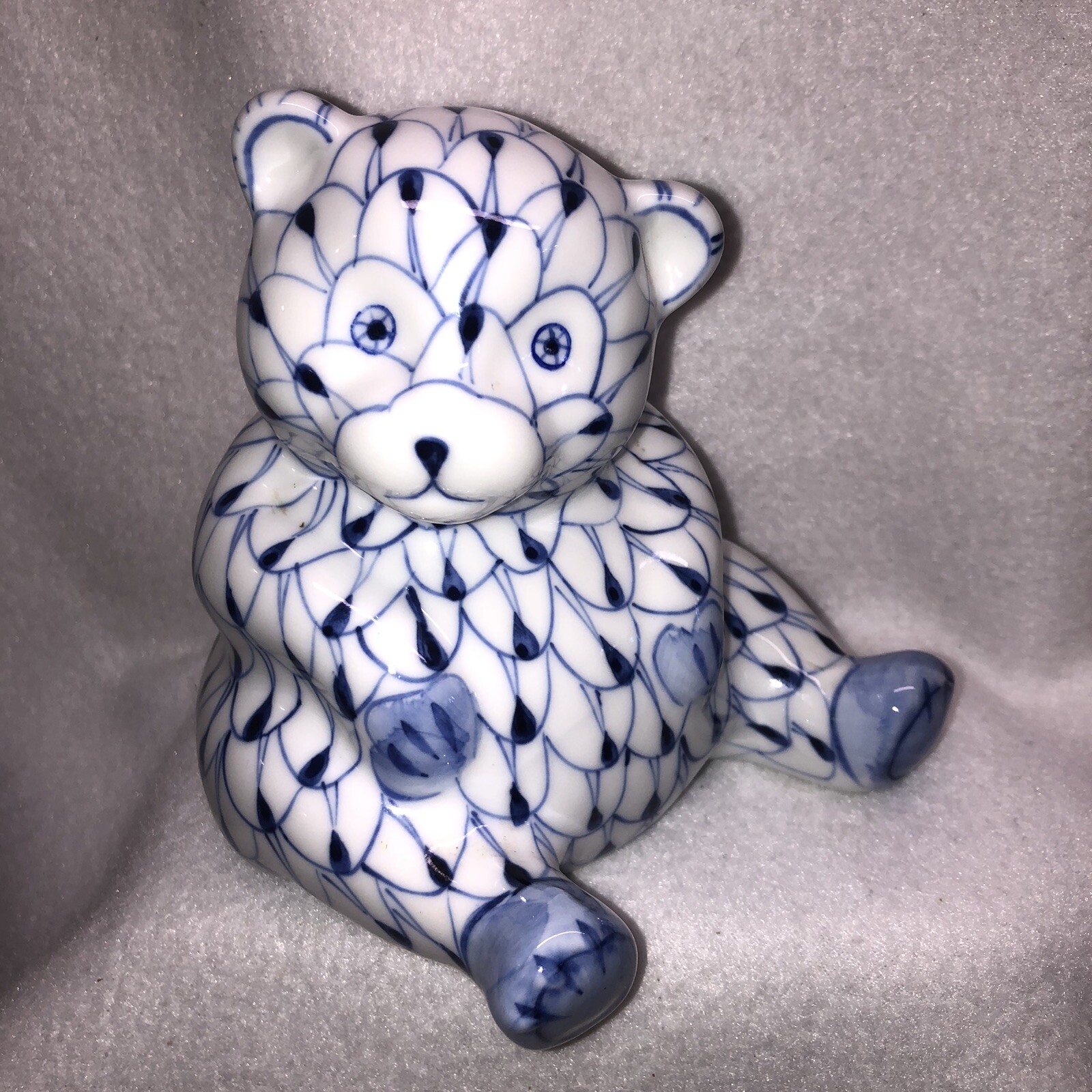 Andrea by Sadek Bear Hand Painted Blue & White Fishnet Pattern Herend Style Vtg