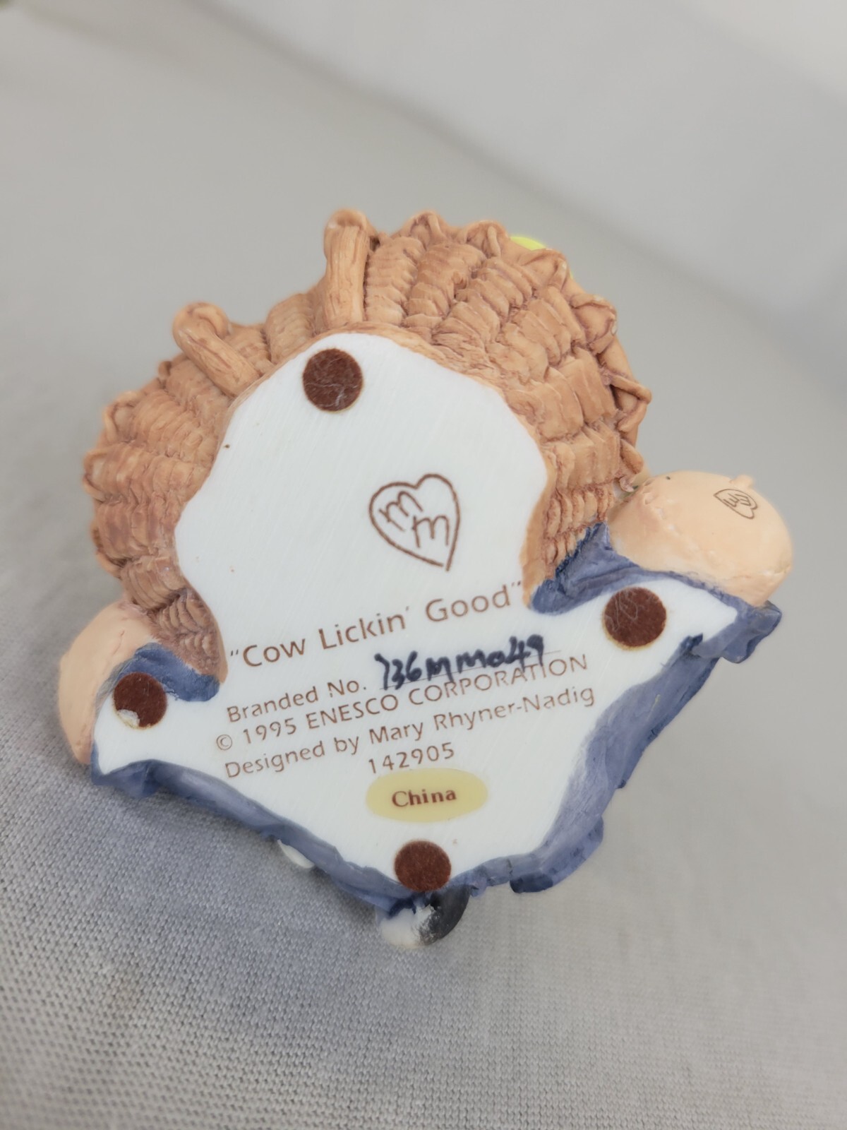 Mary’s Moo Moos Cow Lickin Good 1995 Figurine #142905 Fruit Basket Enesco