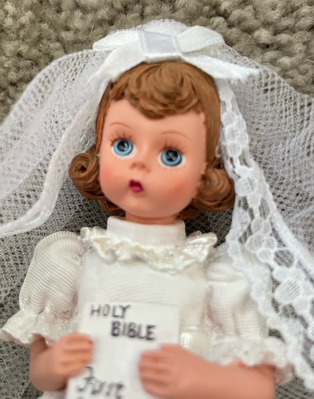1999 FIRST COMMUNION MADAME ALEXANDER RESIN 6” Holy Bible Limited Edition Doll-