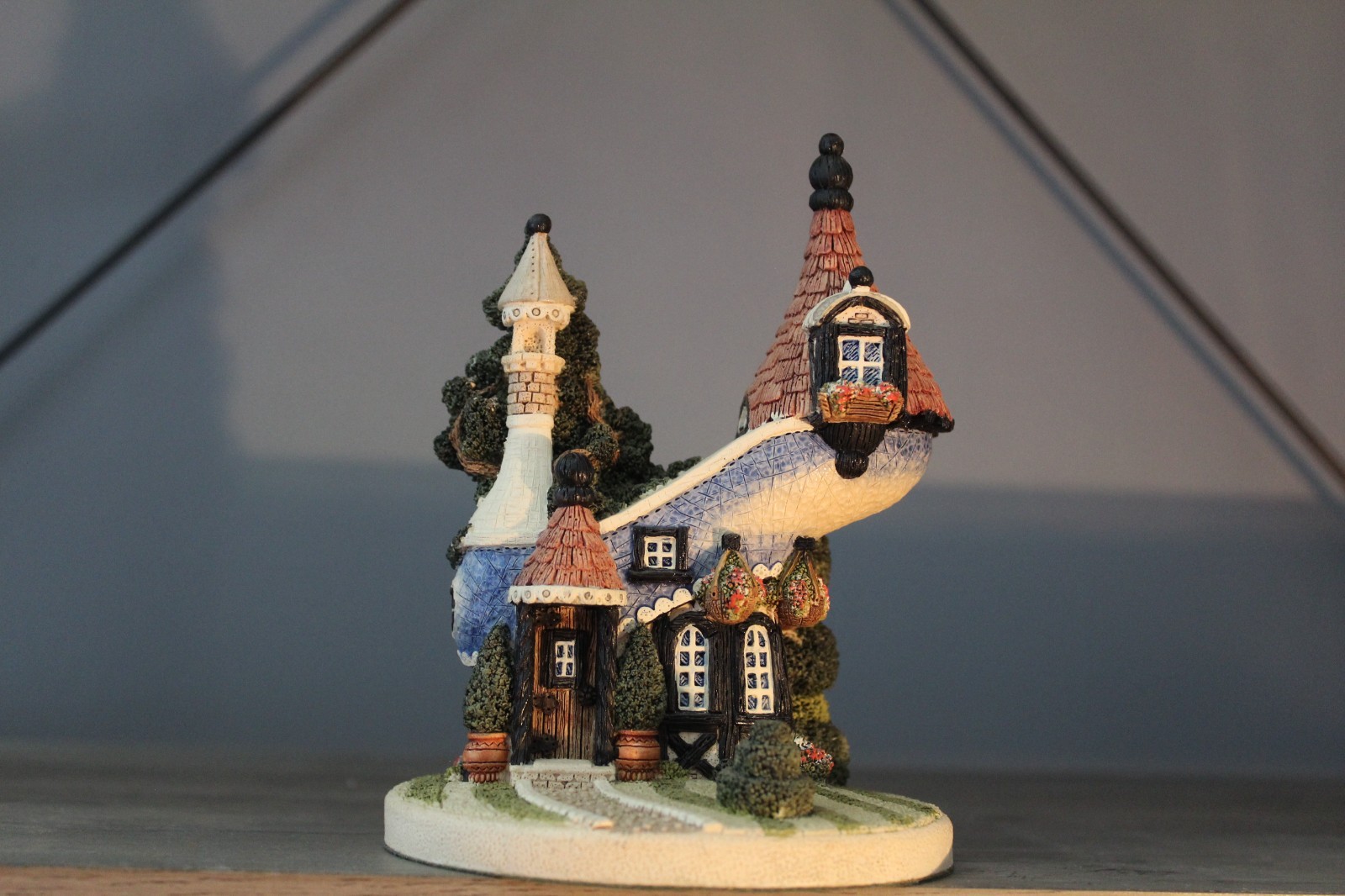 Shoemaker’s Dream Upsidedown Shoe Cottage – Boxed with Booklet