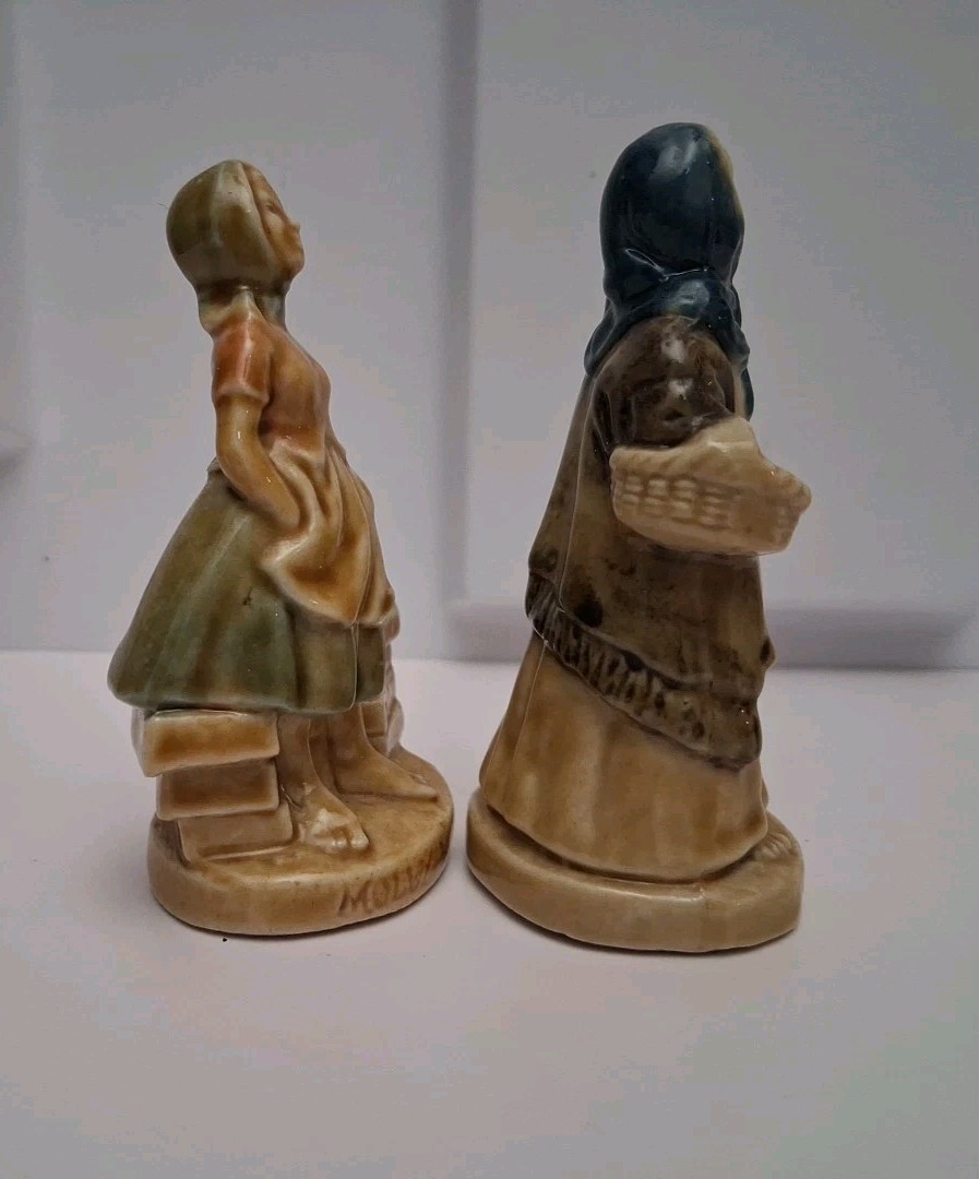 2 Wade Irish Porcelain Figurine 3 1/2″ Kathleen and Molly Malone