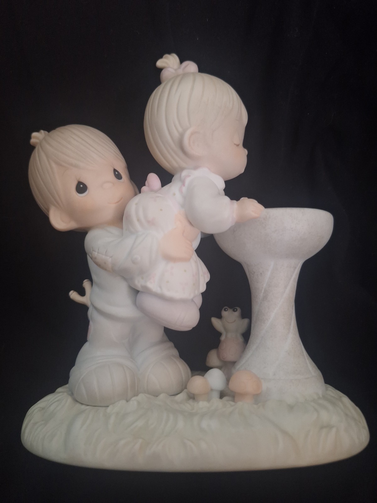 Precious Moments 1988 Figurine ‘Your Love Is So Uplifting’ Model 520675