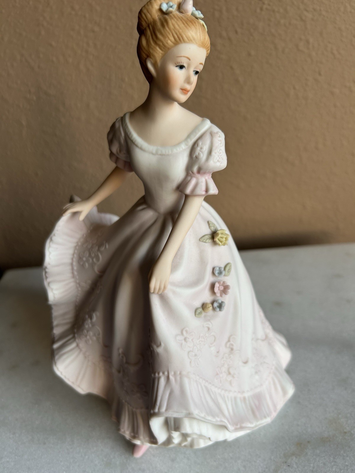 Homeco Figurine Lady Caroline 9” Masterpiece Collection Beautiful