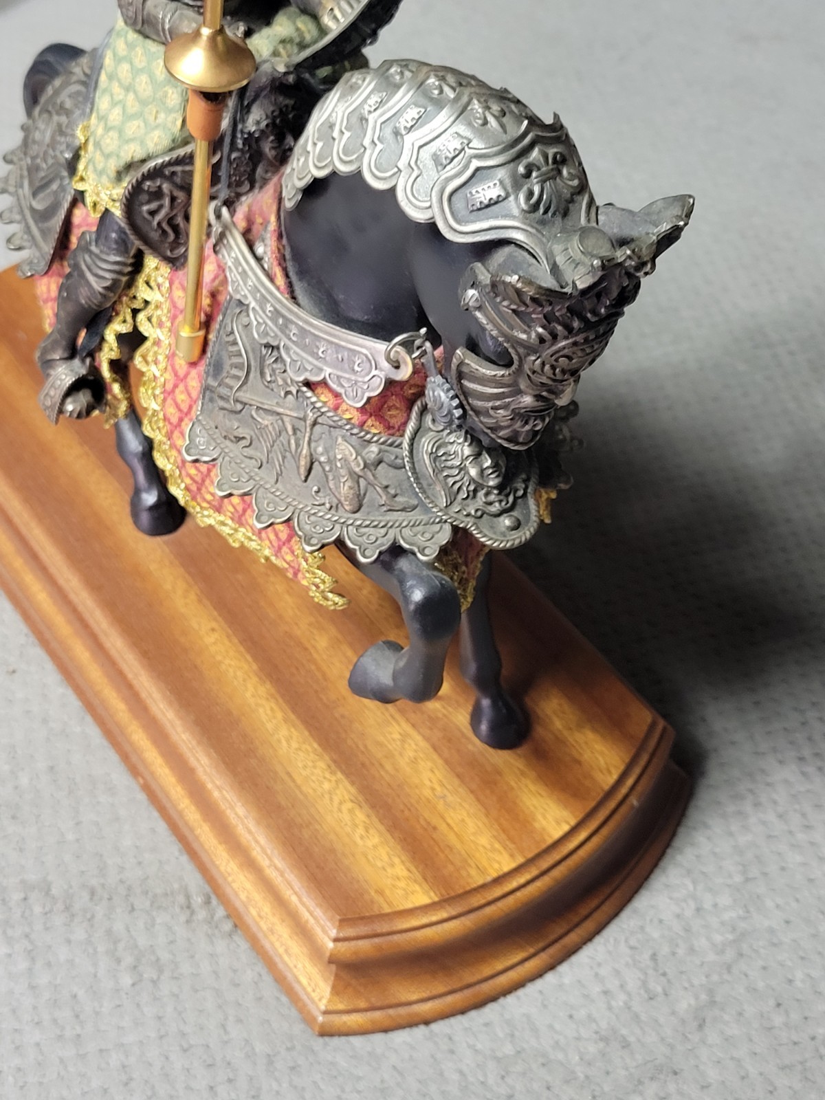 Armored Medieval Germanic Knight On Horse Lance Armadura Siglo XVI 13.5″ x 13.5″
