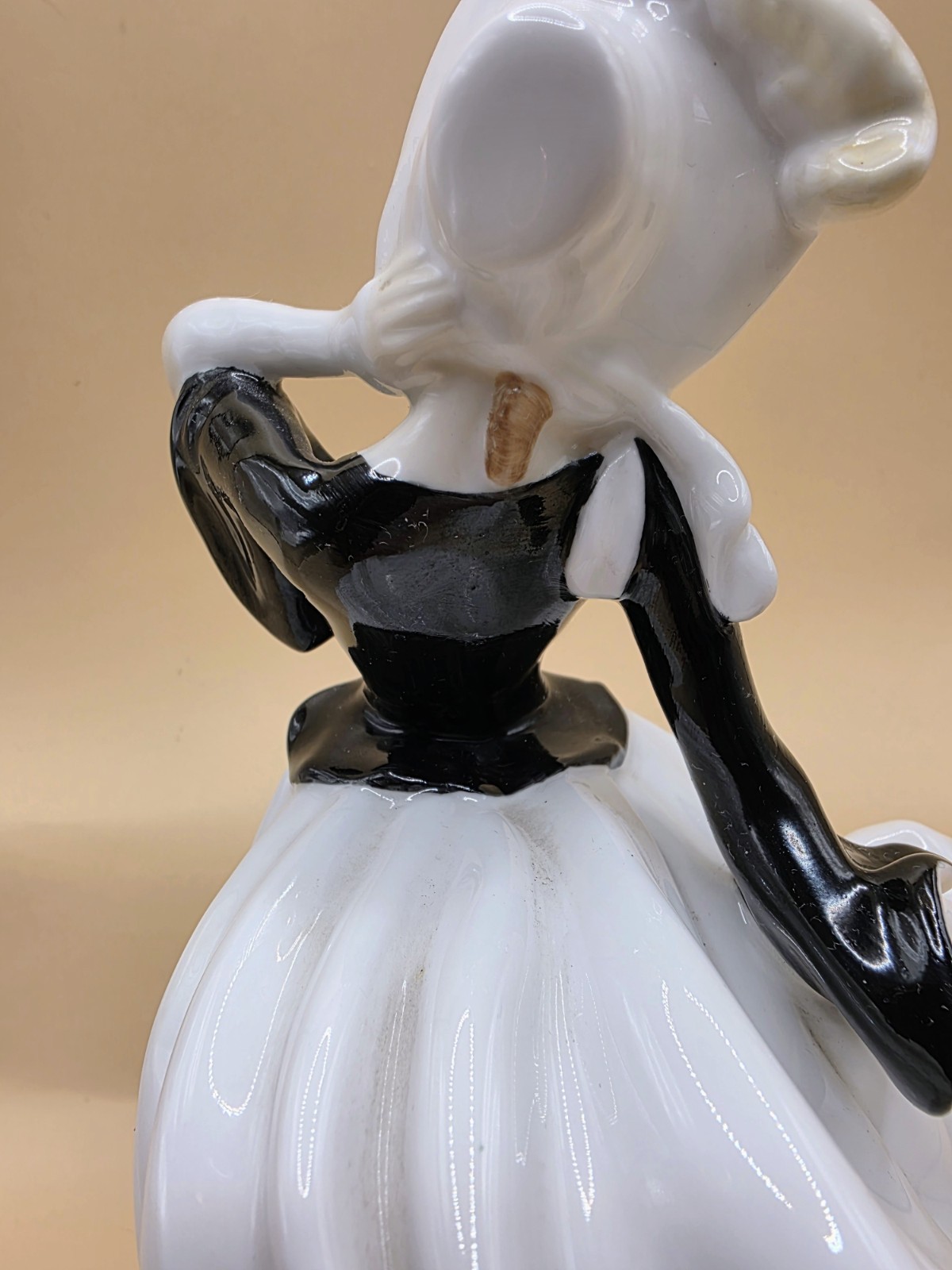 Vintage Royal Doulton “Autumn Breezes” Figurine HN 2147 — Rare Black & White