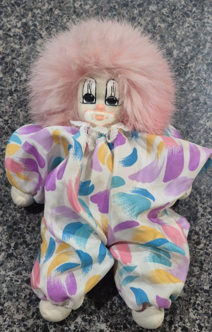 Vintage Unique Q-Tee Clown Doll Shelf Sitter 8.5″ Pink Hair Collectible
