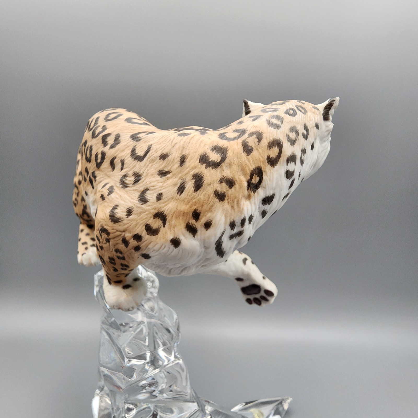 Franklin Mint Porcelain Snow Leopard Cat Figure Sculpture Statue On Crystal
