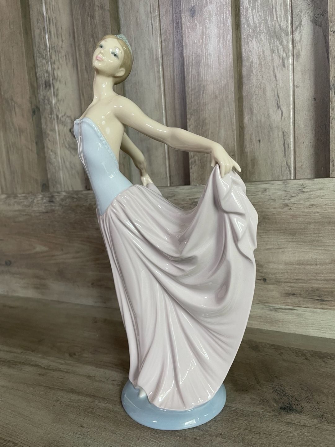 Lladro Porcelain Figurine Ballerina Holding Skirt 5496