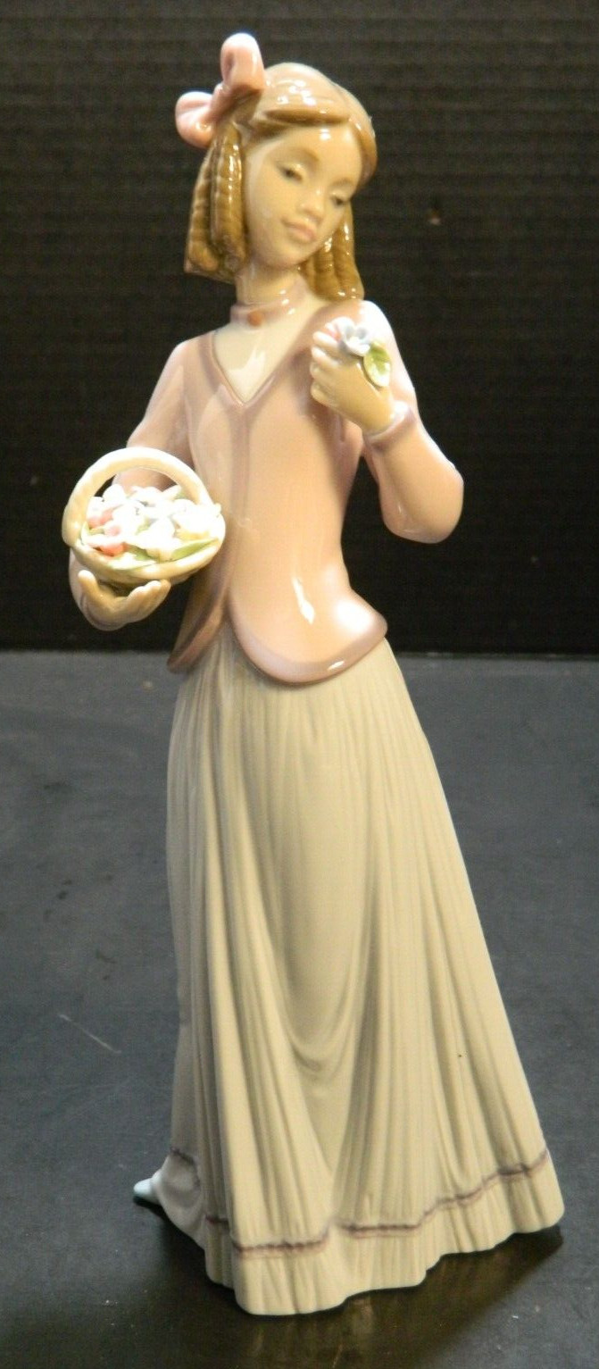 Vintage Lladro Innocence In Bloom #7644 (1996) 9.75″ x 3.88″ x 2.5″ Excellent