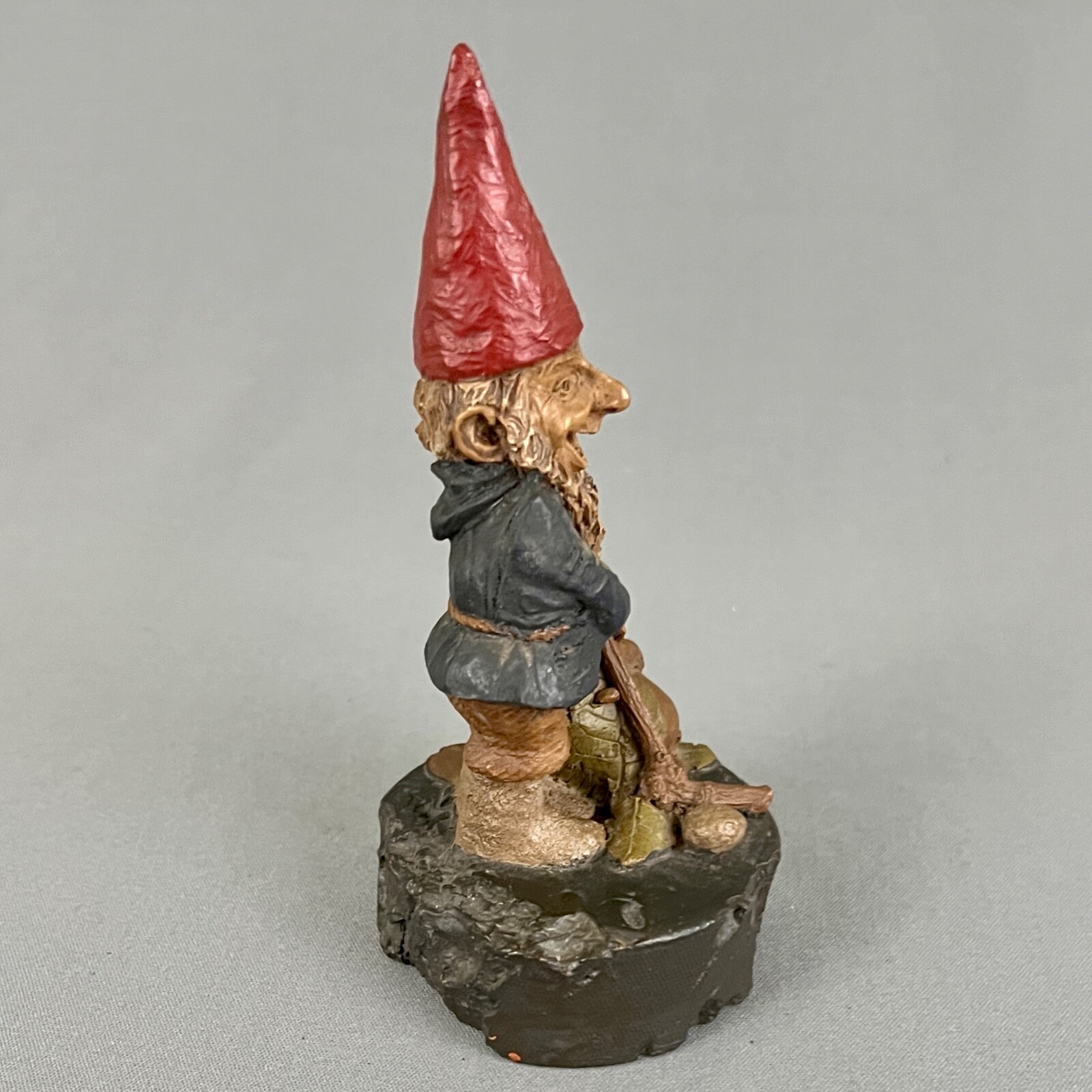 Tom Clark Gnome Puck Figurine 1986 Playing Hockey 5.75 in #33 Hidden Coin