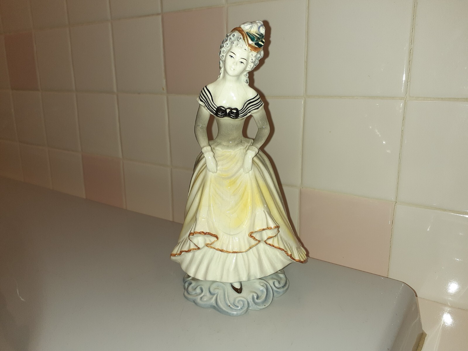 Goldscheider Everlast USA Porcelain Lady Figurine 8.4″ tall x 5″ x 4.9″