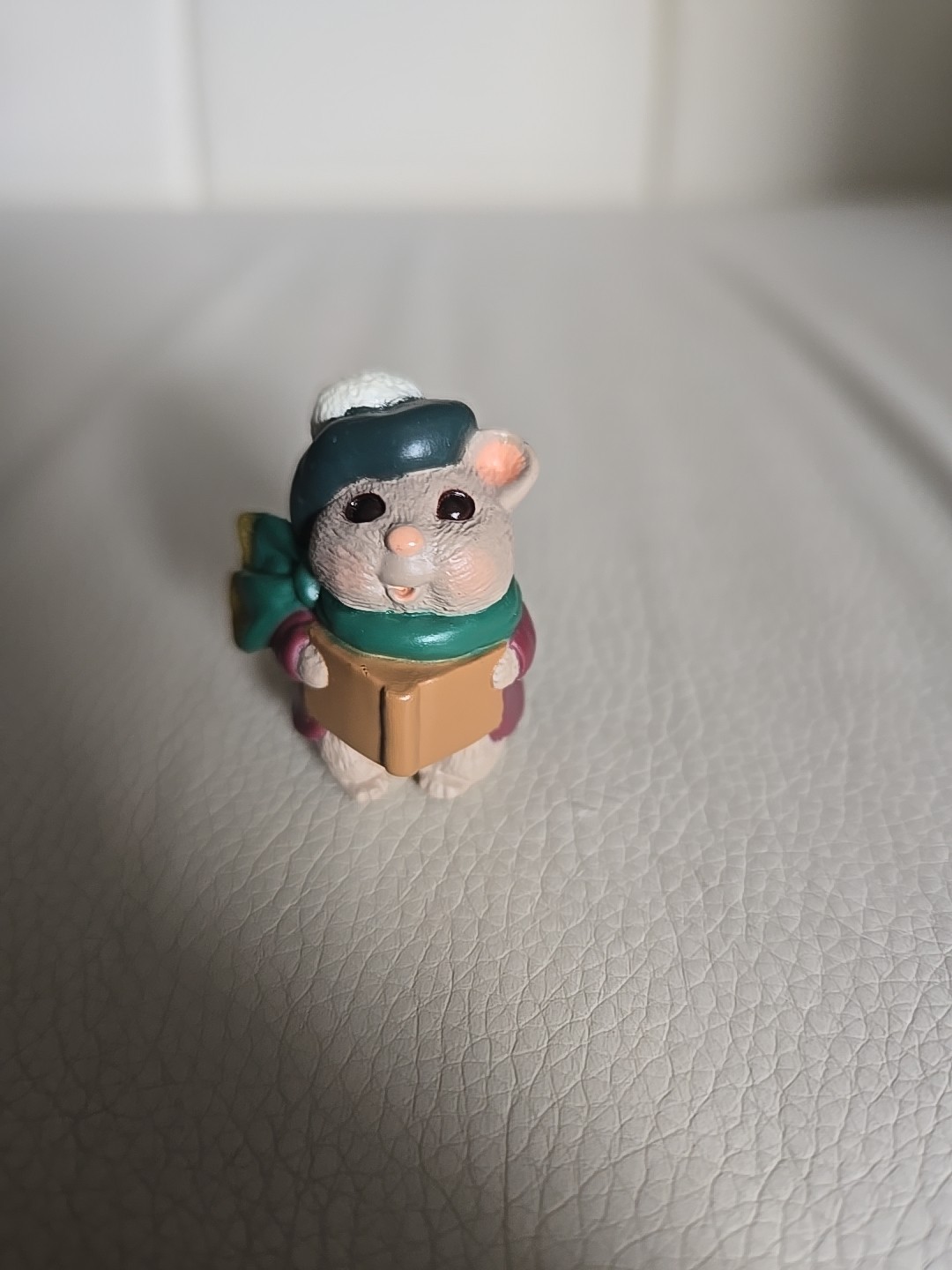 Merry Minatures – Hallmark – Vtg. 1995 X-mas Caroling Mouse Figurine