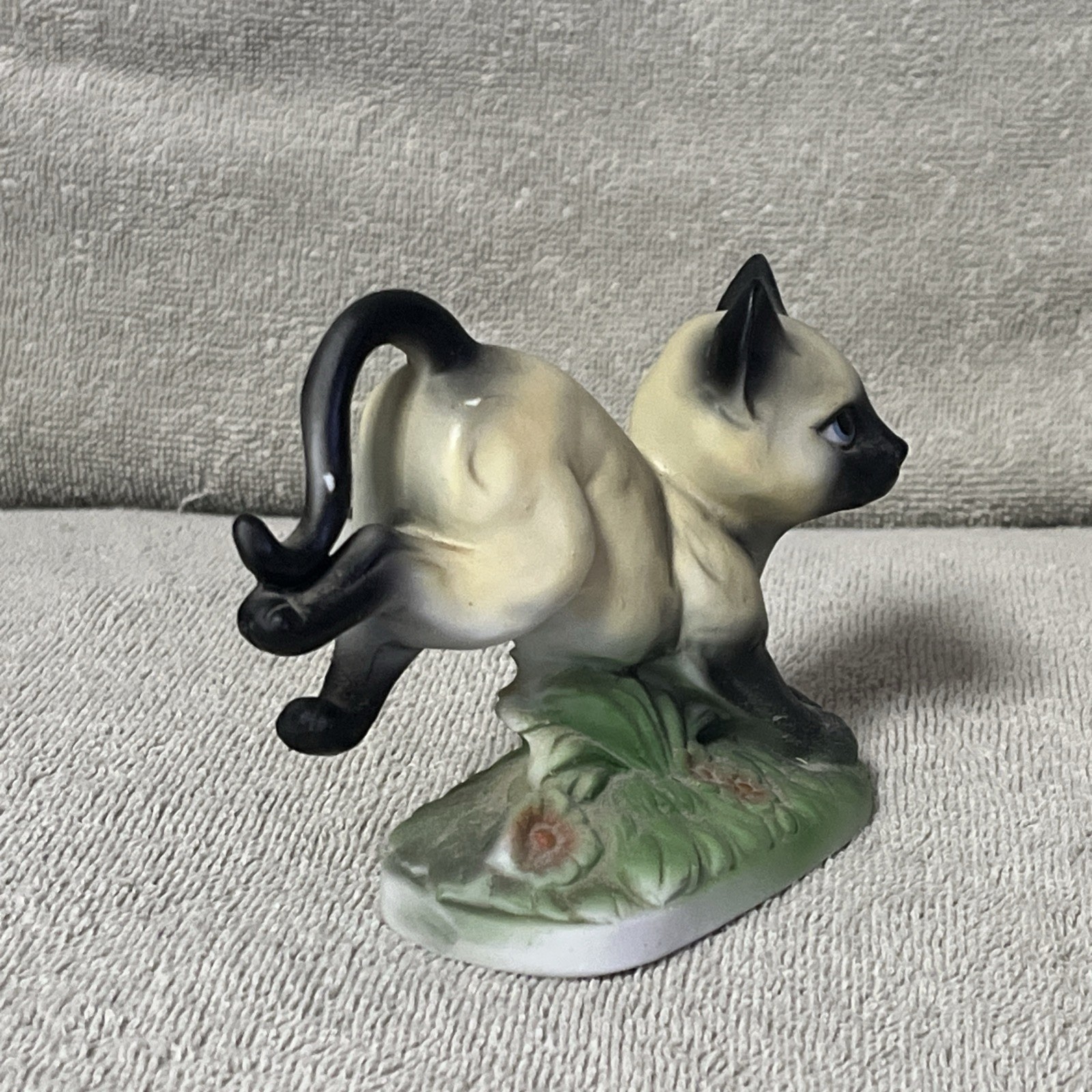 Vintage Playing Siamese Cat Ceramic Figurine #9DA-11.7