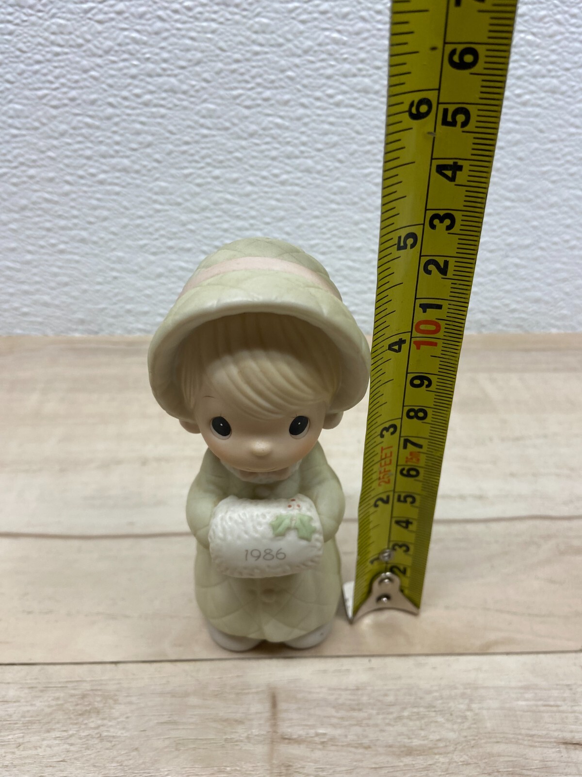 Vtg 1986 Enesco Presious Moments Wishing You A Cozy Christmas Figurine