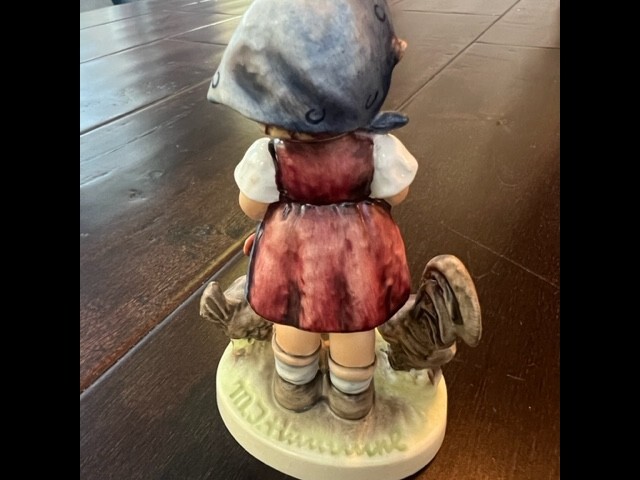 Goebel Hummel “Feeding Time” Figurine #199/0 Girl w Chickens Germany