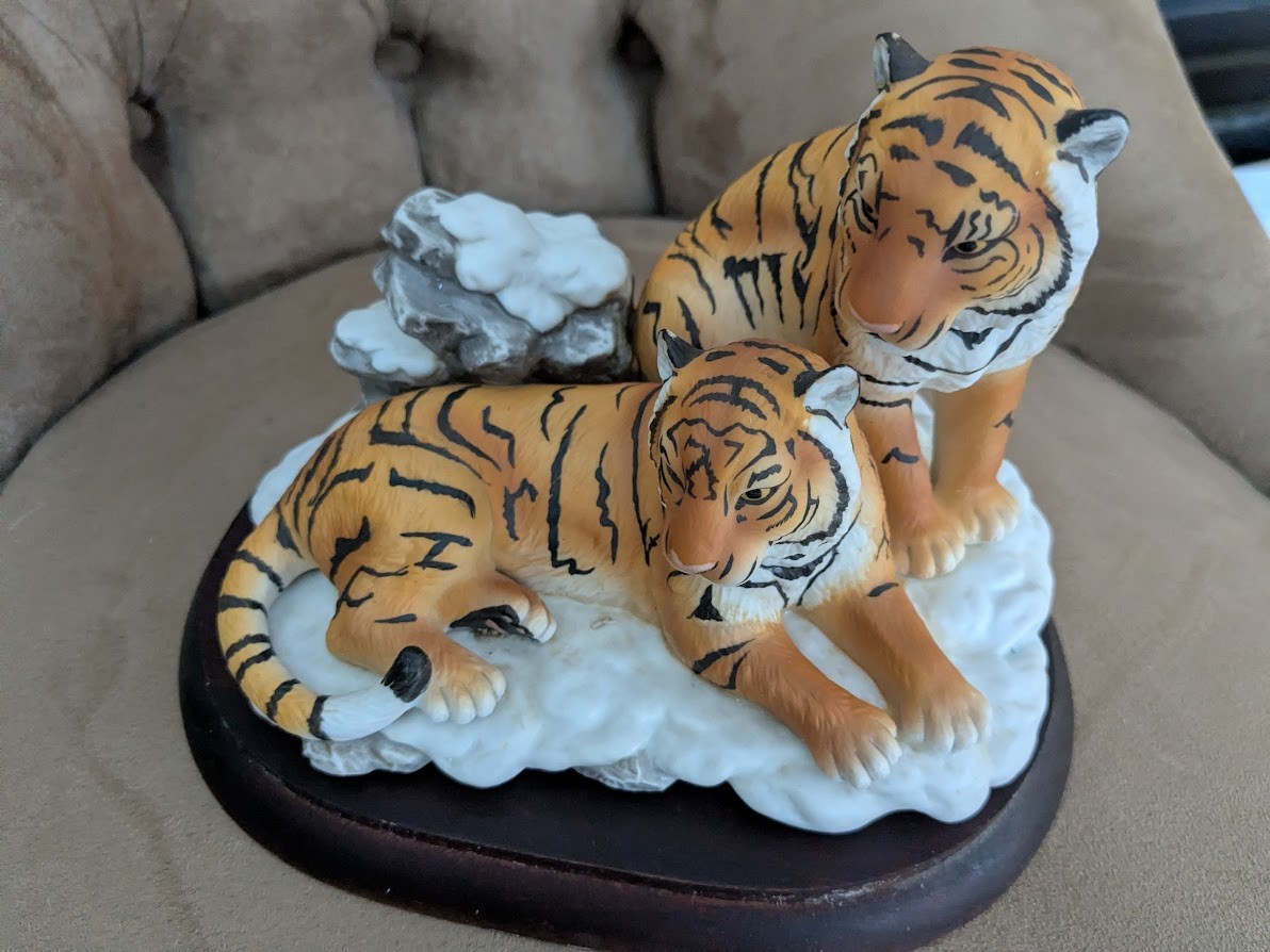 1996 Home Interiors & Gifts Siberian Tigers Endangered Species w/ Wood Pedestal