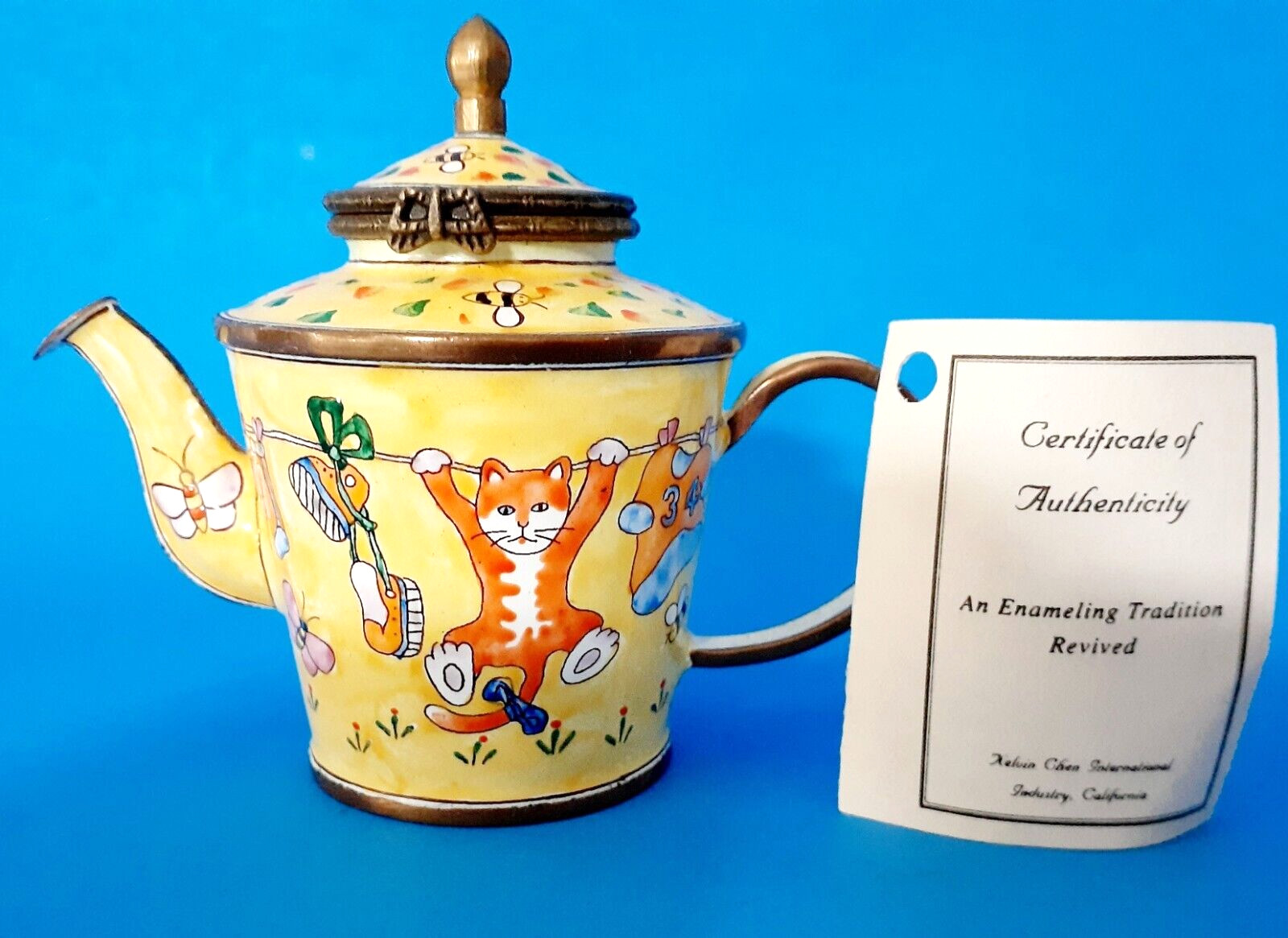 Kevin Chen Enamel Tea Pot #400 2001 Cat And Bees On Clothesline With Certificate