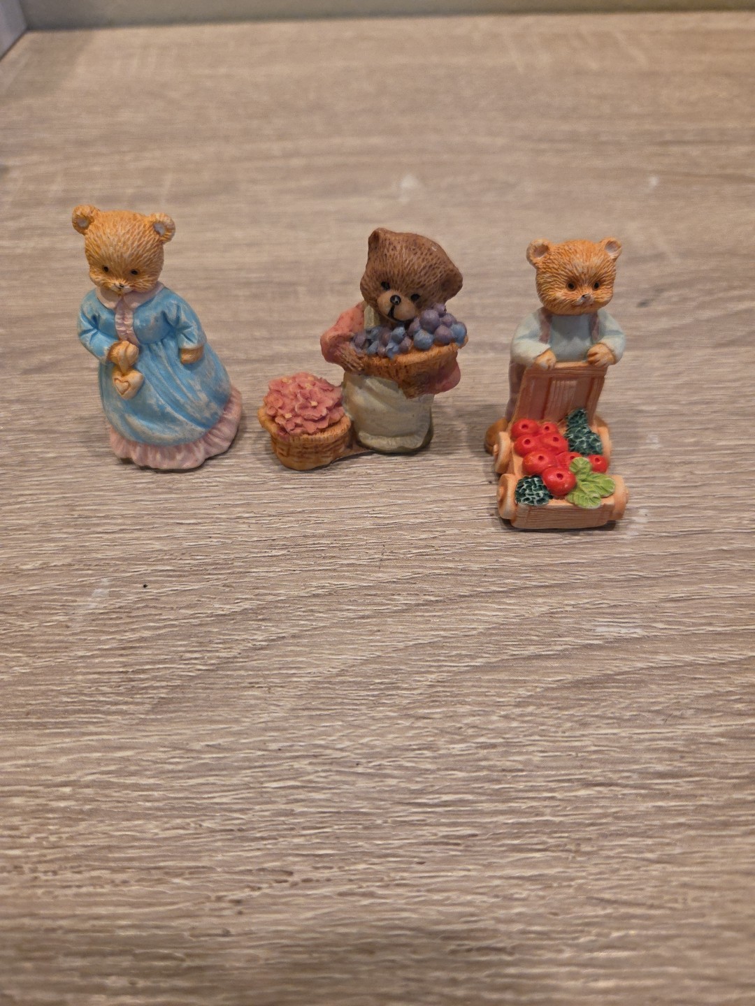 Hallmark Keepsake Merry Minatures 2″ Bears Figurines W/ Apples, Flowers, & Heart