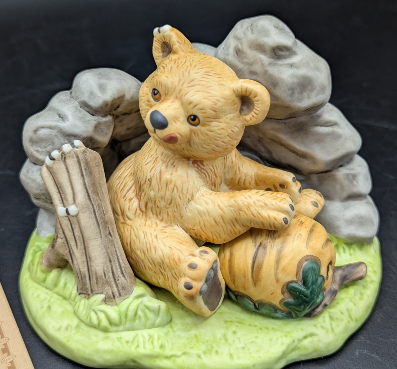 1984 FRANKLIN MINT JACQUELINE B SMITH WOODLAND SURPRISES PORCELAIN BEAR IN DEN