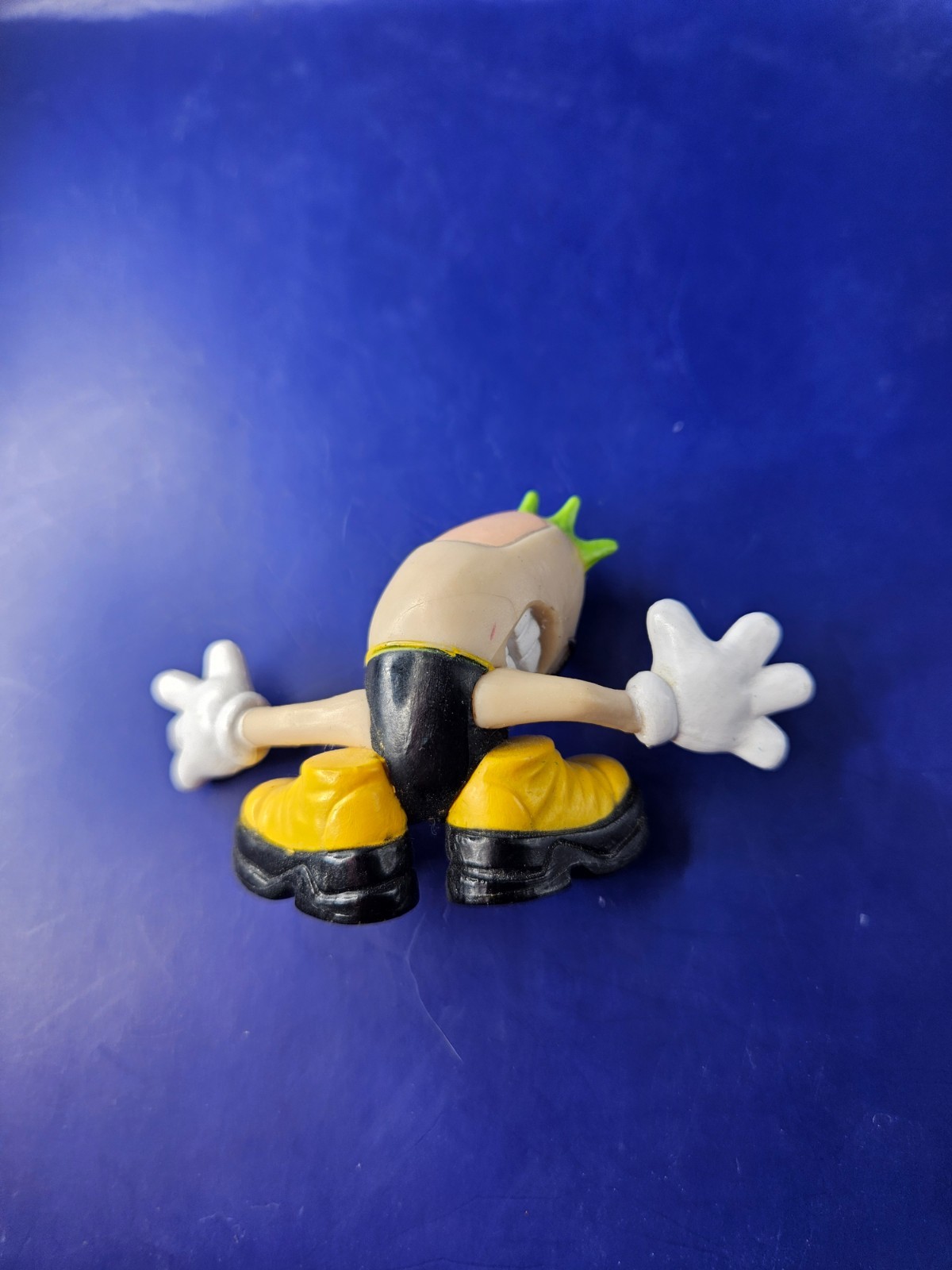 Stylized Collectible Figure – Green Mohawk Character with White Gloves