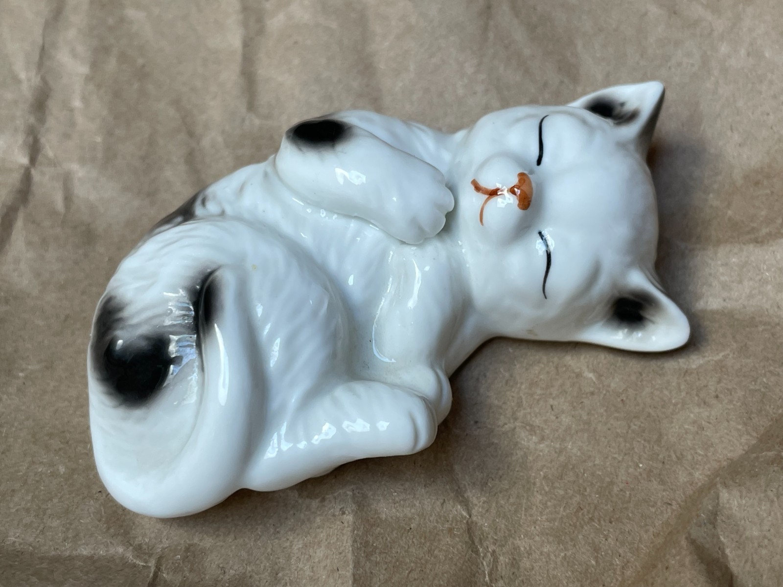 Danbury Mint Fine Bone China Figurine Cats of Character – Sleep Tight 3.25″l