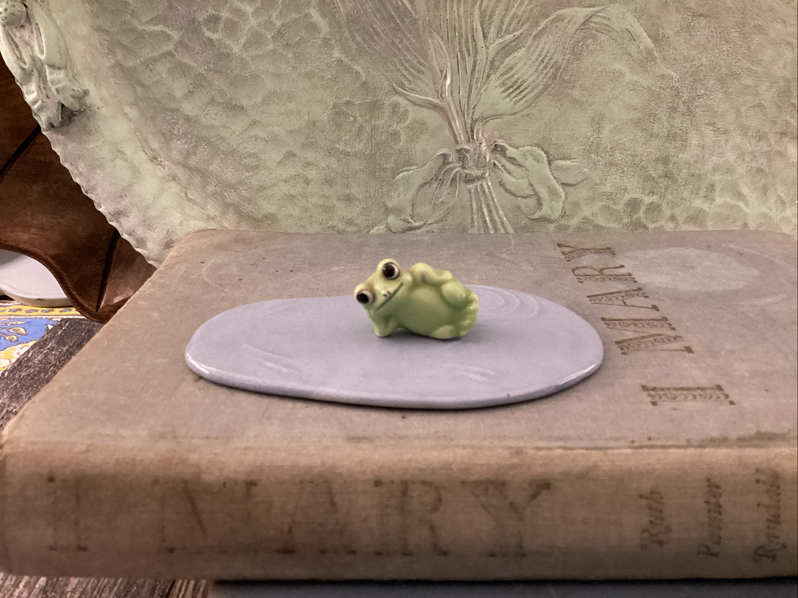 Vintage Hagen Renaker Miniture Pond And Bug House Porcelain Frog Chip On Pond