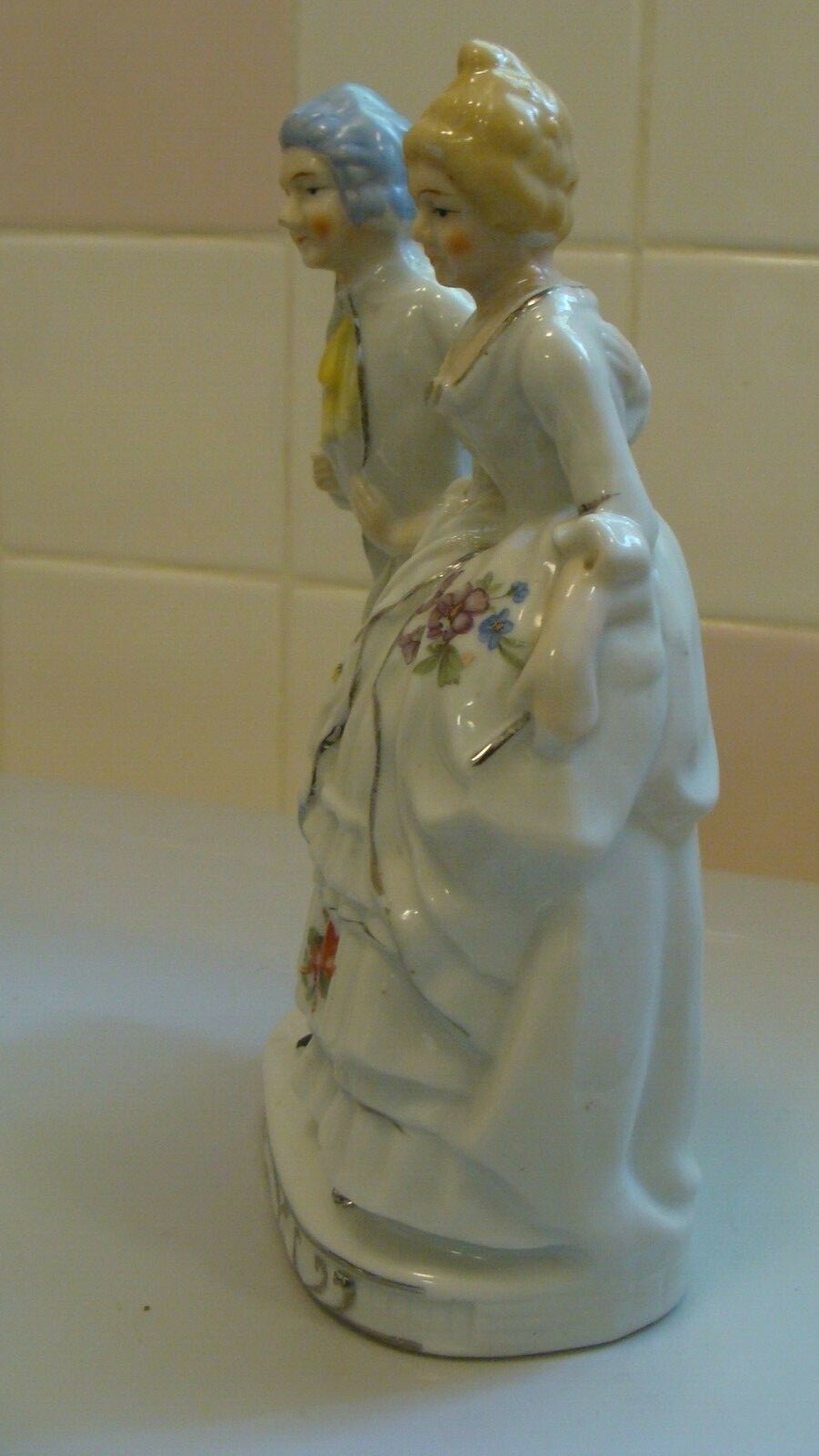 Vintage Ceramic/Porcelain Victorian Couple Figurine 4.9″ x 2.4″ and 7.1″ tall