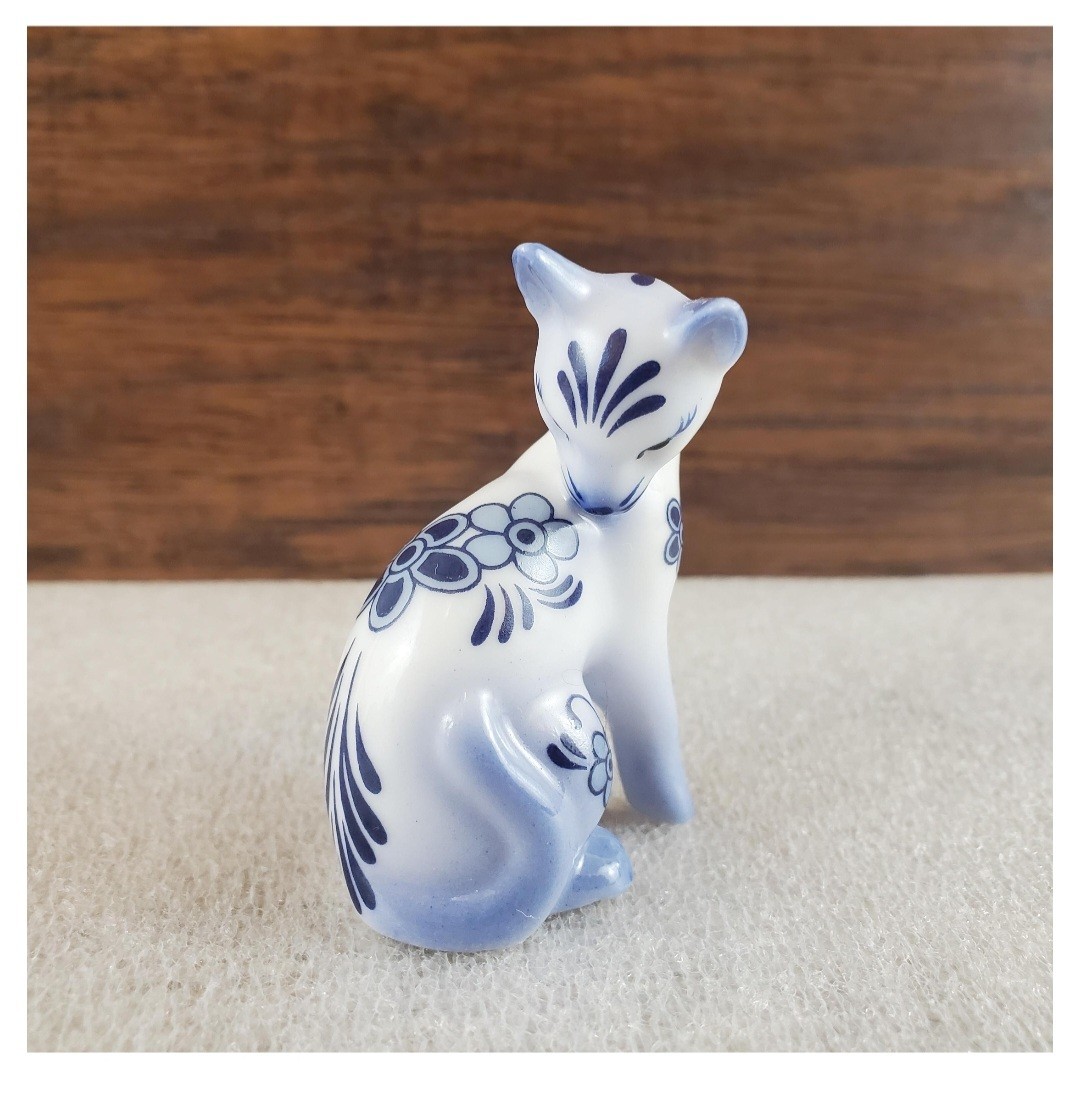 Franklin Mint Curio Cabinet Cats Coblat Delft and Siamese Vintage Cat Figurines