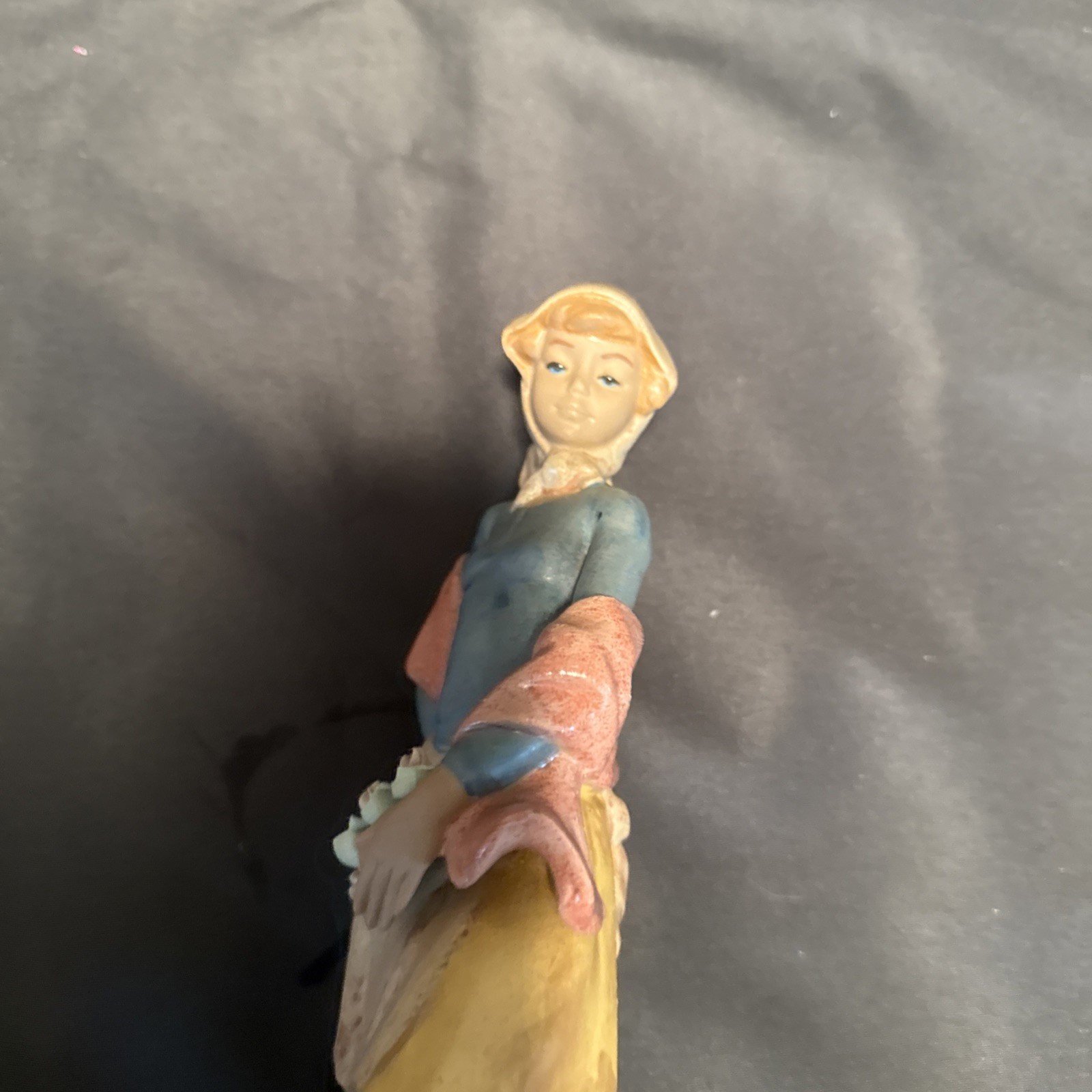 Mujer con jarrones. España. Siglo XX. Elaborada porcelana Nadal 29 cm de altura