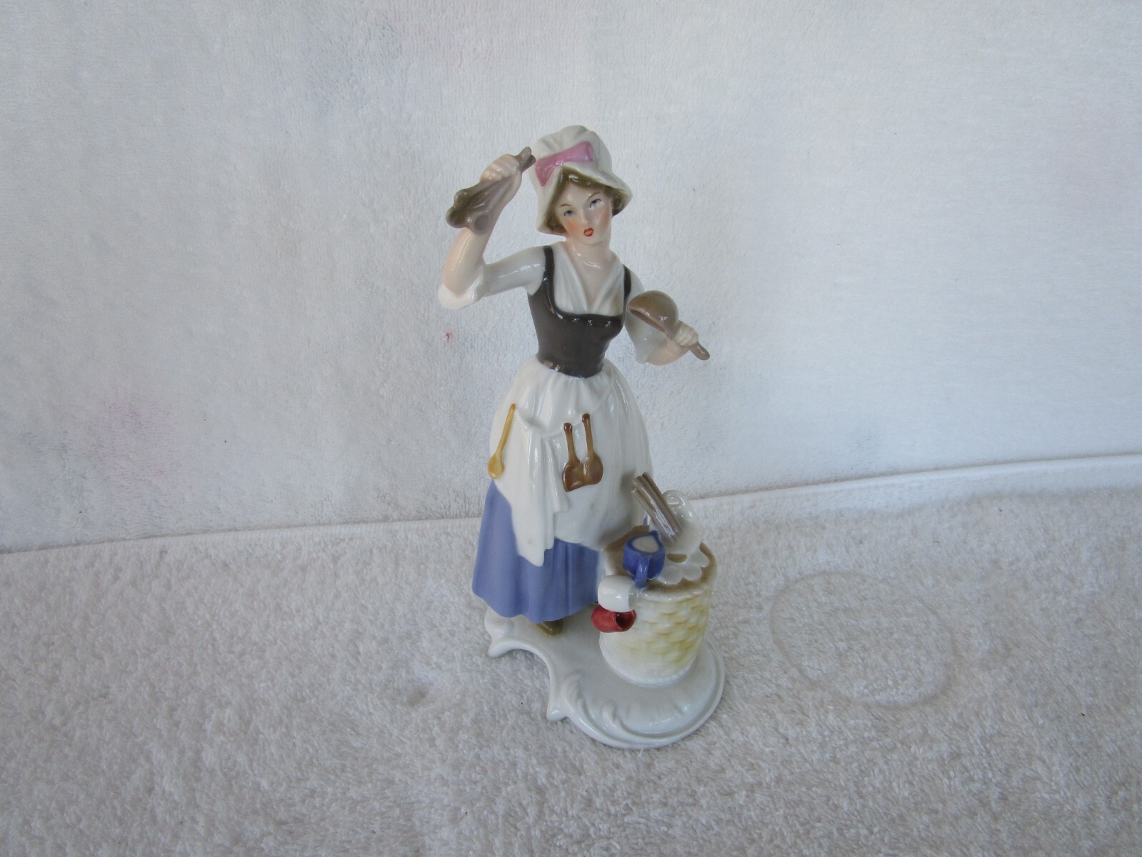 Goebel Lady Porcelain Figurine Female Hawker Colonial Craftsman Series #16 05419