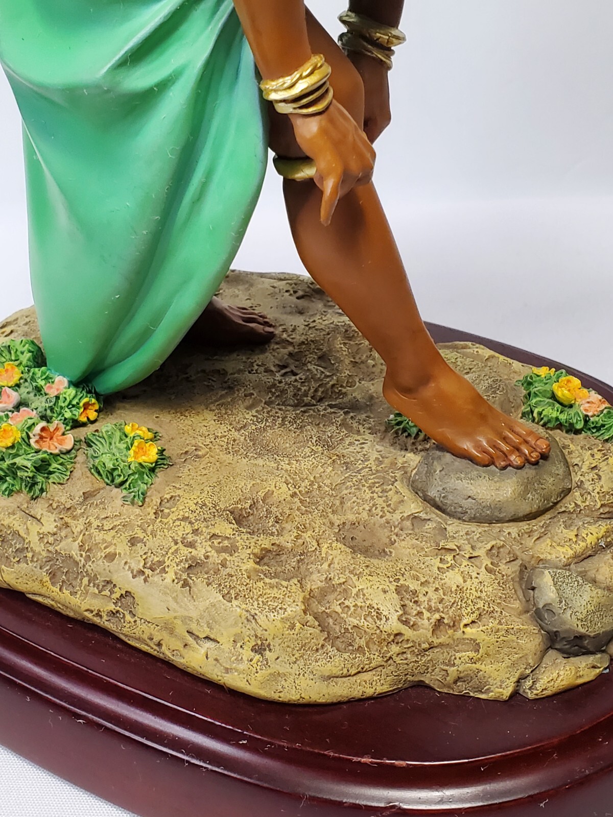 Thomas Blackshears Ebony Vision figurine “Oh yes she did” 37092 In Box 1 Earring