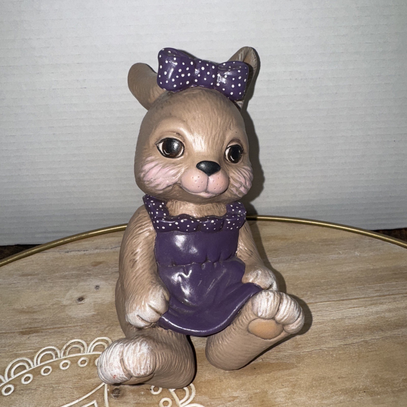 VTG Ceramic Hand, Painted Bunny W/purple Bow And Apron Scioto 1985 Shelf Sitter￼
