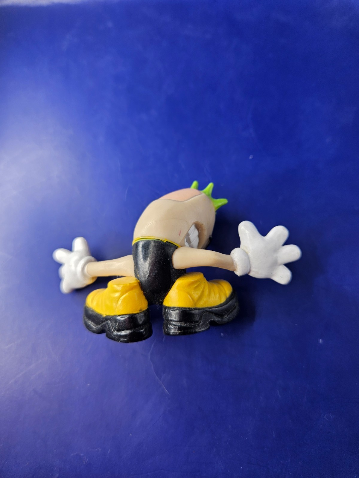 Stylized Collectible Figure – Green Mohawk Character with White Gloves
