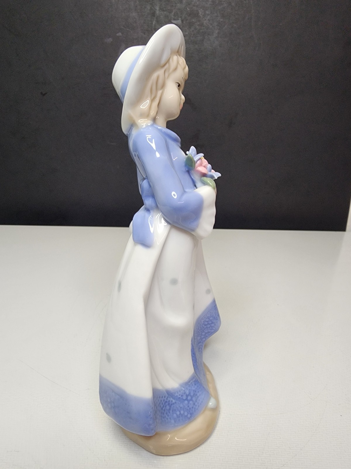 Mallorca 1970’s Porcelain Hand-Painted Figurine of a Lady 8.5″ W/Bosque Flowers
