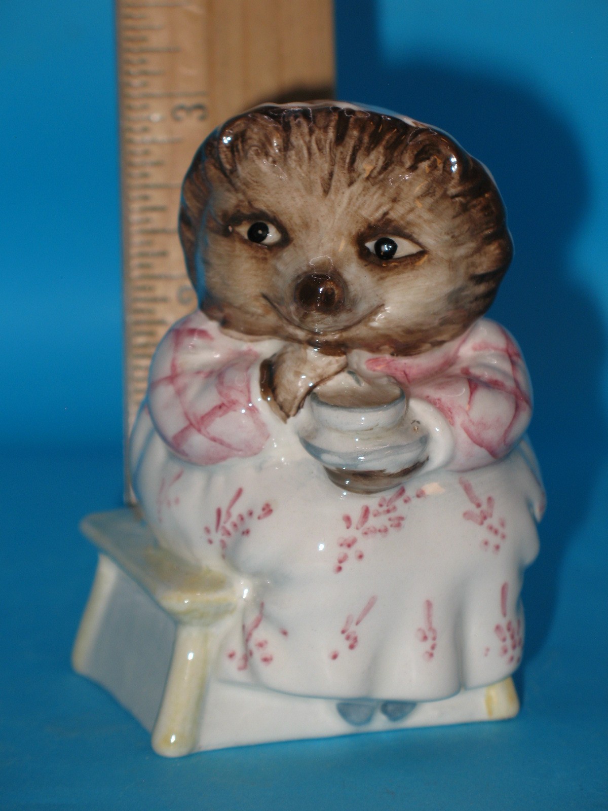 Vintage Mrs. Tiggy Winkle Takes Tea 1985 Beatrix Potter Figurine Beswick England