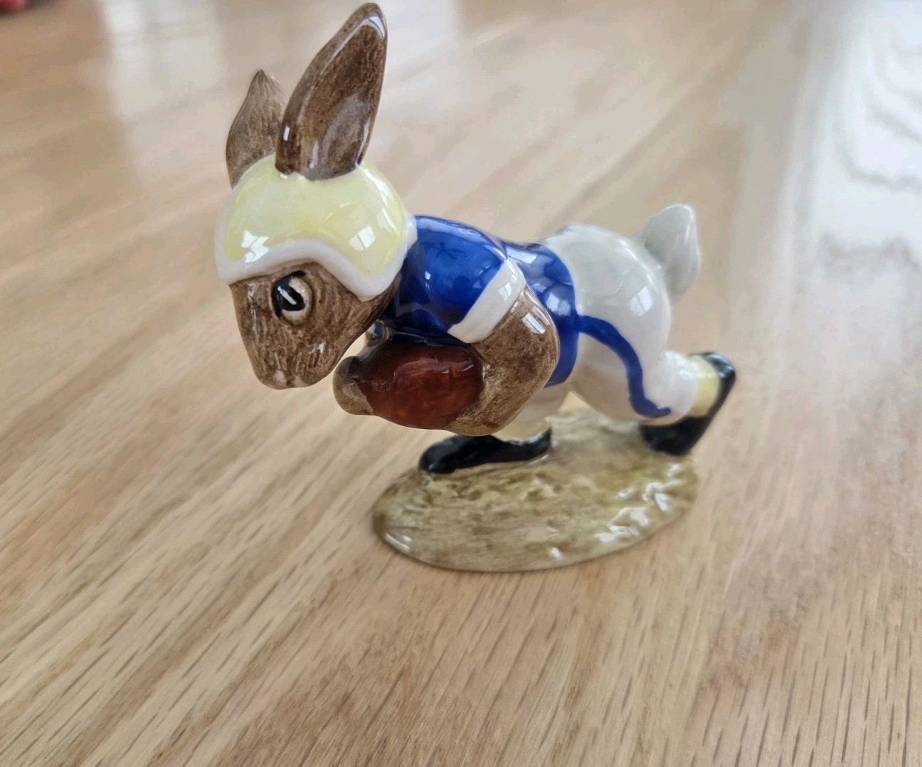 ROYAL DOULTON FIGURINE TOUCHDOWN BUNNYKINS DB29 1984 3 1/4″H