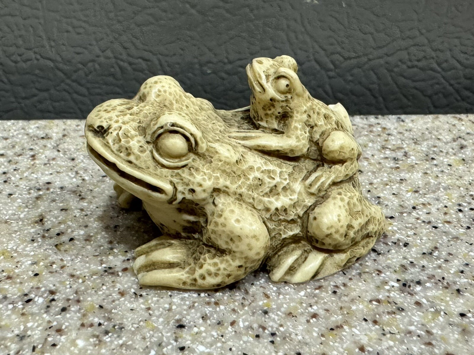 Vintage 1960s Wony Ltd. Frogs Resin Figurine 1”x1.5” Made in Italy in EUC