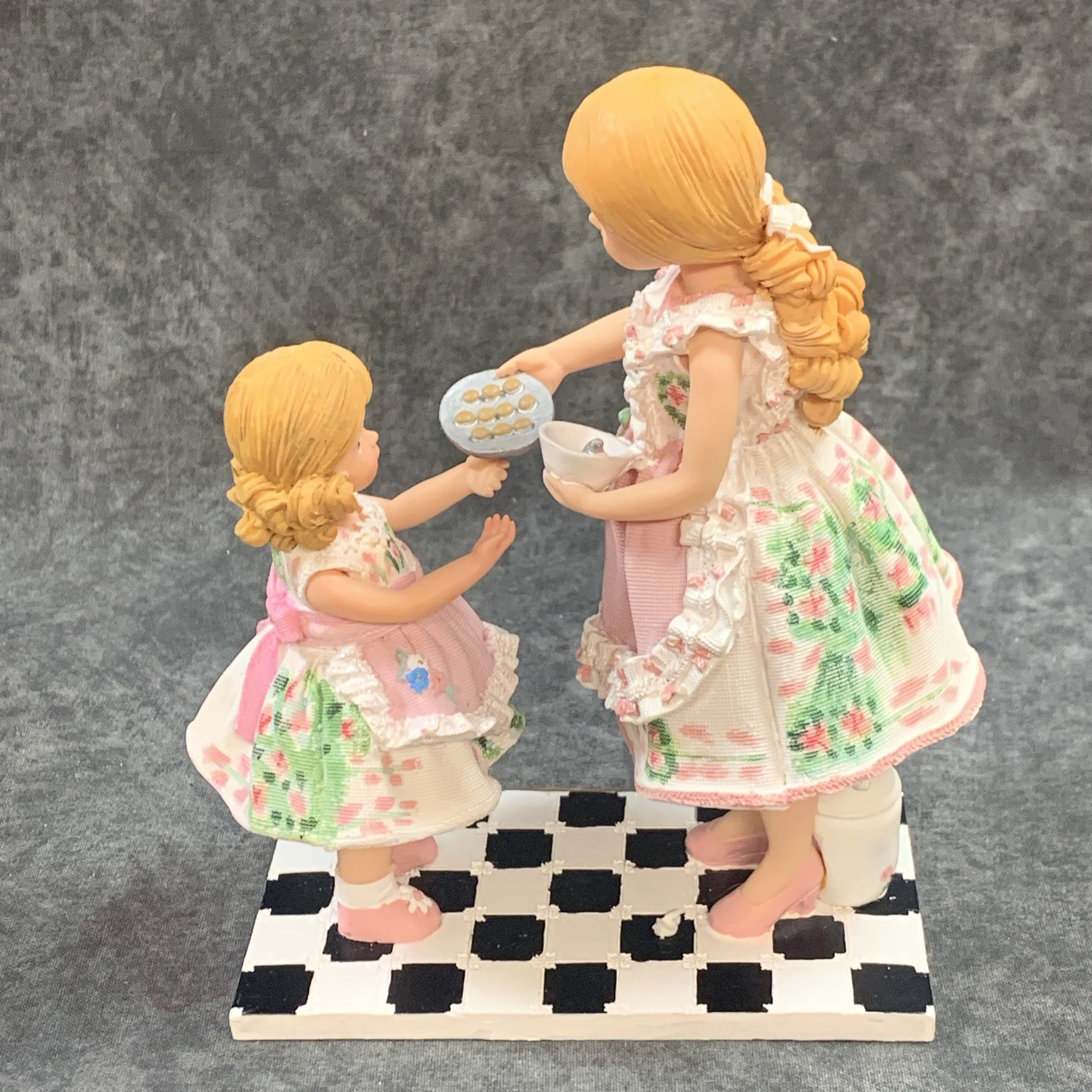 2000 Madam Alexander Figurine “I Can Help” Circa W/Box Classic Collectibles