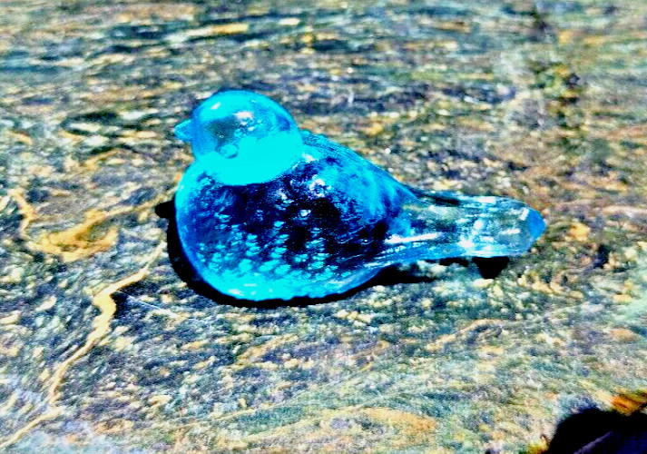 Wilkerson Blue Spackler Bird Figurine Glows Orange Black Light Shine