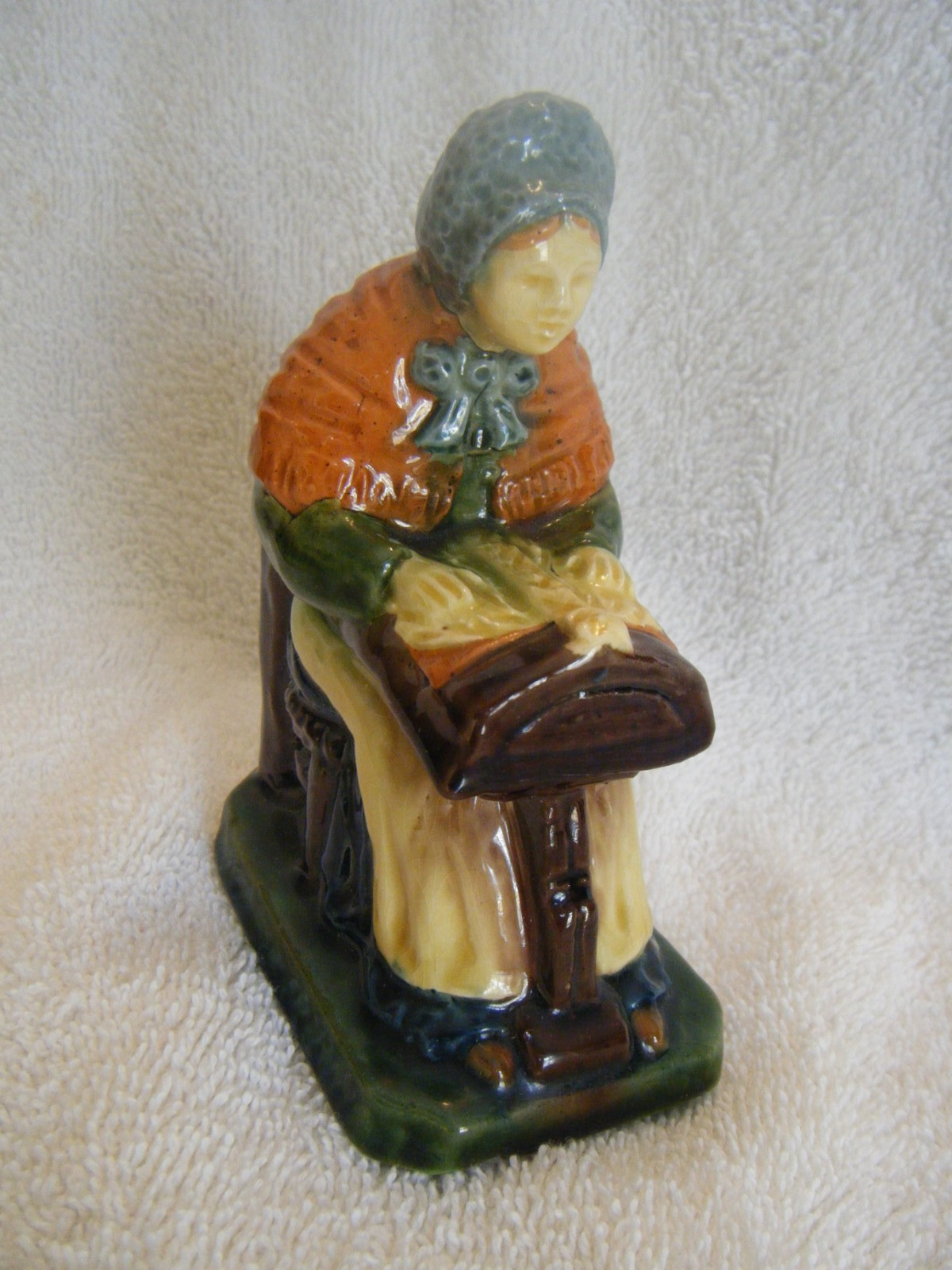 💕 BELGIUM CERAMIC FIGURINE OLD LADY FLEMISH LACE MAKER AT WORK ST135 3PT8