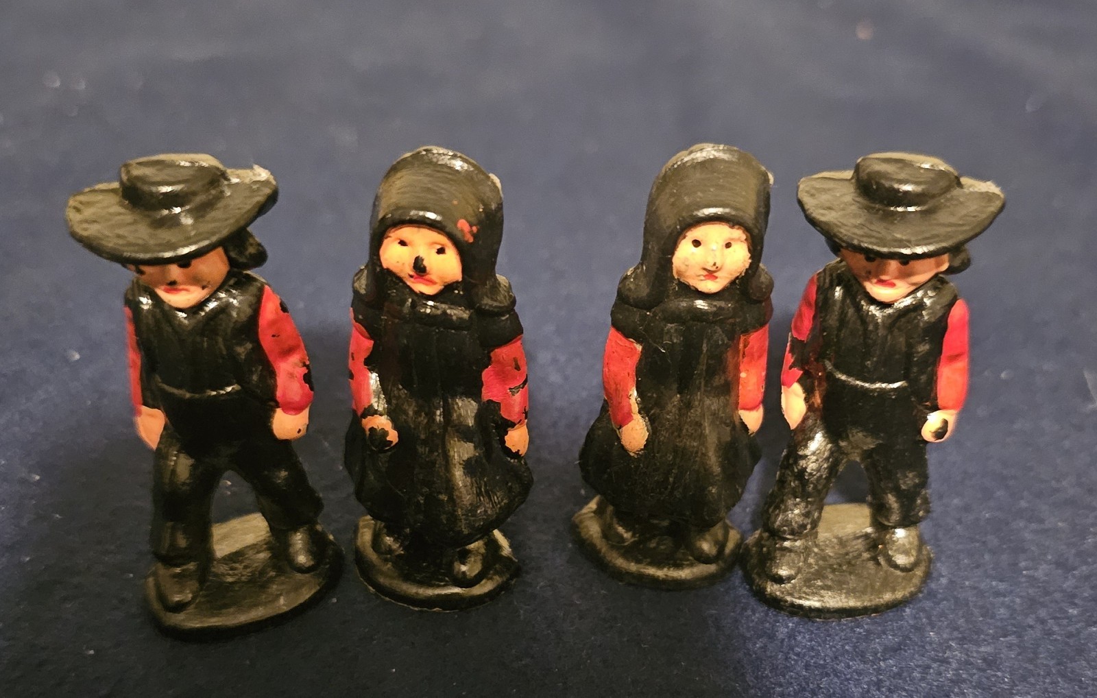 VINTAGE AMISH 2 MEN & 2 WOMEN FIGURES Plastic 2″ Tall HONG KONG 1970’S