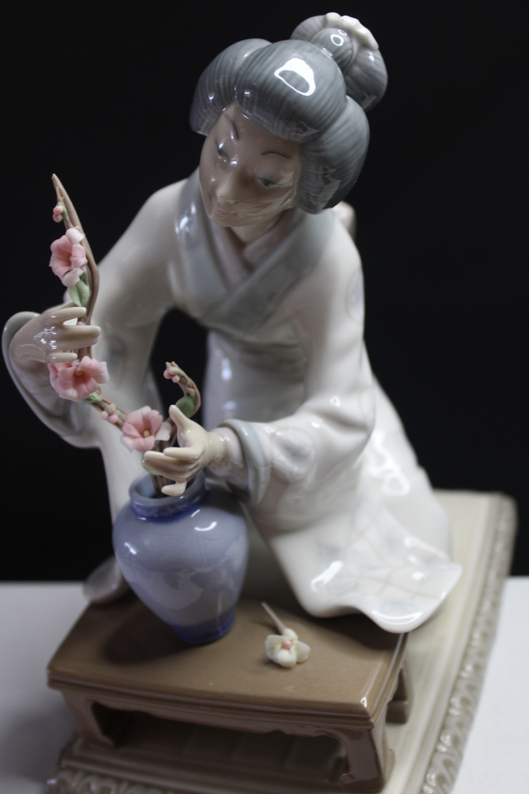 Lladro #4840 Japanese Decorating Figurine Geisha Flower Arranger Excellent