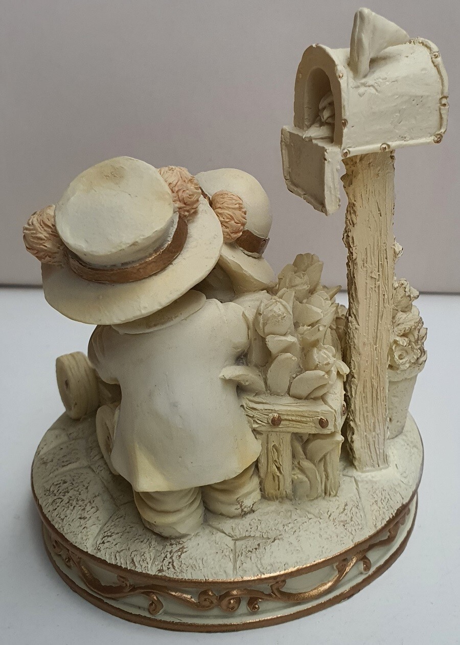Resin Bears Ornament Courting Couple Cream and Gilt Colourway 12cm tall 9cm wide